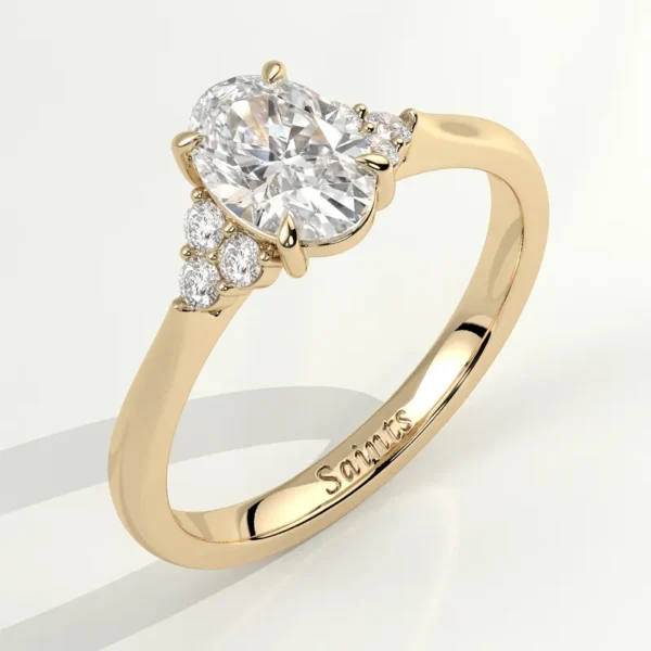 Detail van de Milas verlovingsring: ovale lab grown diamant in geelgouden zetting