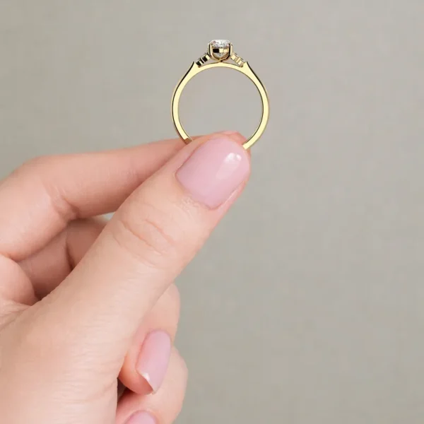 Milas verlovingsring van opzij: ovale diamant met zes zijdiamanten in geelgoud