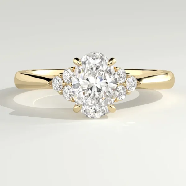Milas verlovingsring met ovale lab grown diamant van 1 karaat en zijdiamanten in 18k geelgoud
