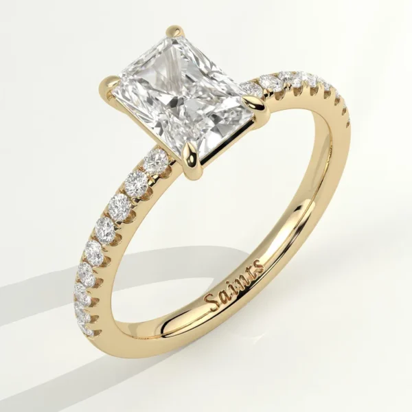 Detail van de Eléy verlovingsring: radiant geslepen lab grown diamant in geelgoud