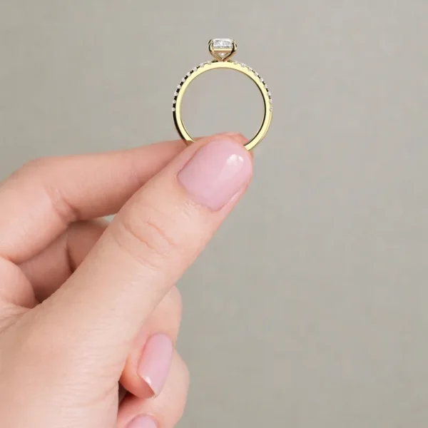 Eléy verlovingsring van opzij: radiant diamant met pavé diamanten in de band